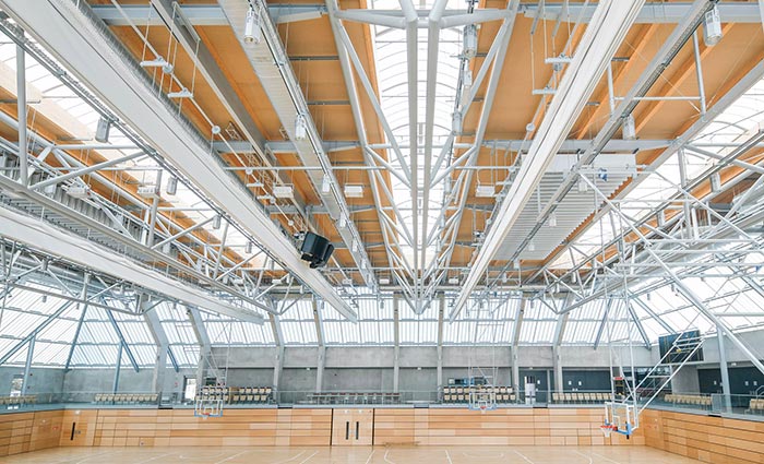 Fiberglas-Lichtband und Fassade in einer Sporthalle