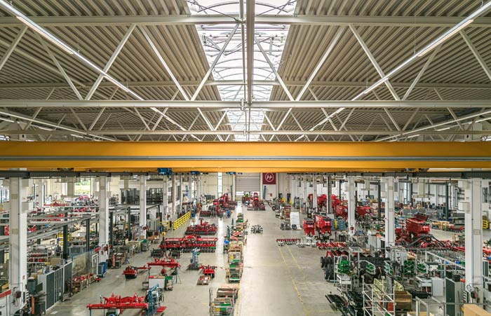 Hală de producție HORSCH cu luminatoare continue eficiente energetic