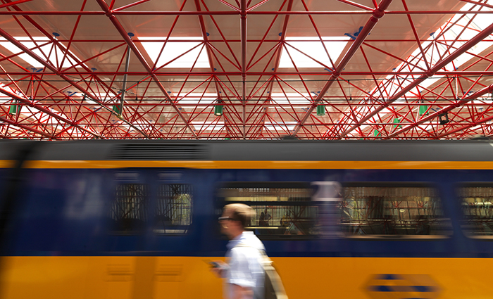 Et gennemkørende tog i Almere Centrum Railway Station i Holland.