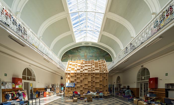 Wnętrze szkoły Freinet De Harp w Gandawie w Belgii z systemem szklenia strukturalnego 