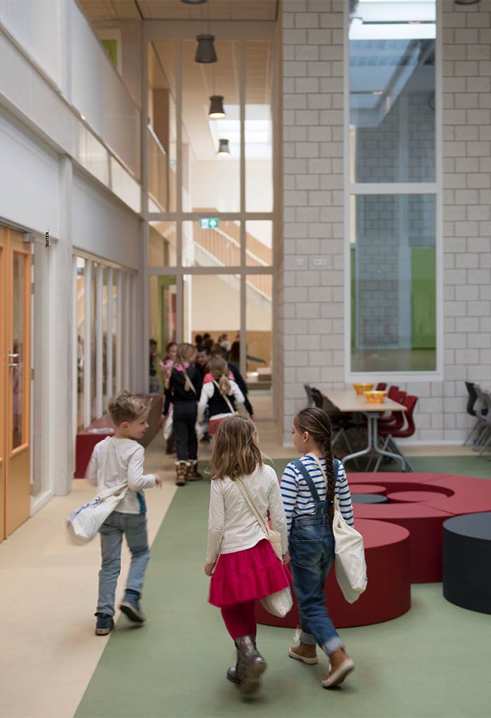 Junge Kinder in der Schule gehen in Richtung Klasse