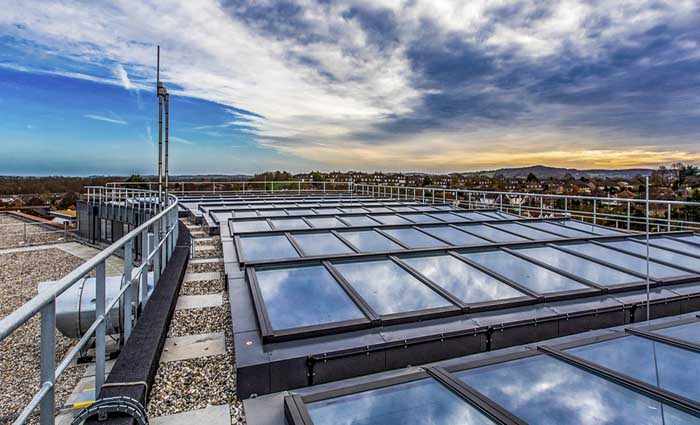 Atrium daklichtoplossing met natuurlijke ventilatie  