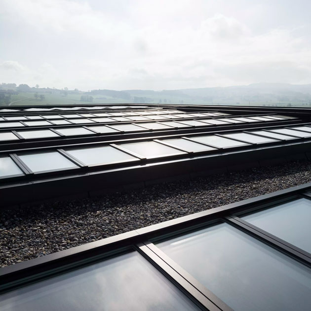 Außenansicht eines Glasdachs über einer Schwimmhalle