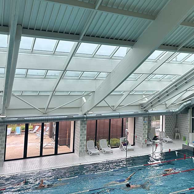Nautiland Hallenbad in der Schweiz mit Lichtbändern