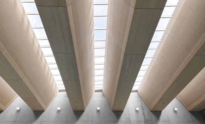 Een overdekt zwembad met daglicht