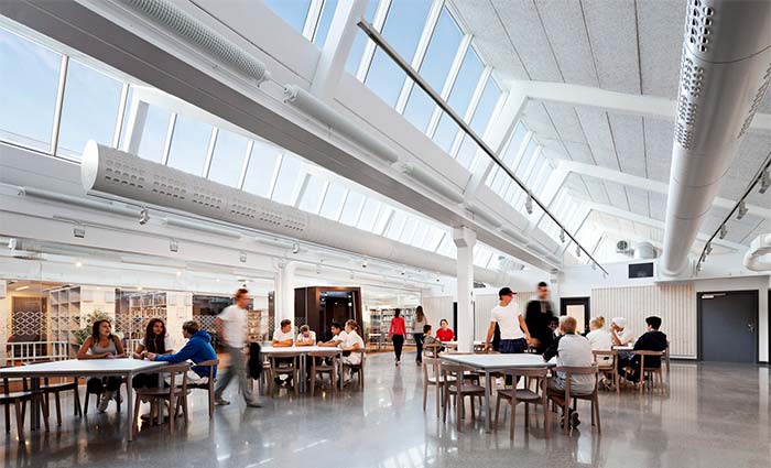 Lichtstraatoplossing met Sheddakmodules 40-90˚, Sågbäckgymnasiet, Huddinge, Zweden