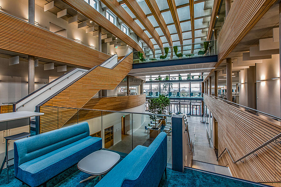 Vue intérieure d’une verrière atrium à l’Institut Hydrographique du Royaume-Uni