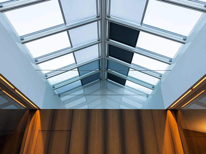 Innenraum mit grossem VELUX-Dachfenster, durch das natürliches Licht einfällt