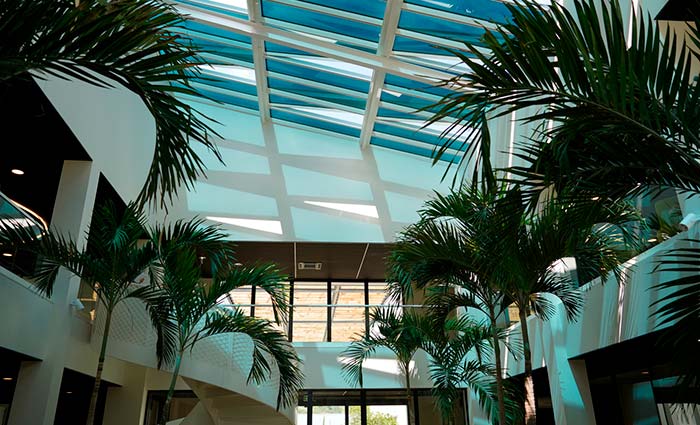 Verrières modulaires avec ventilation naturelle et vitrage électrochrome au siège social d'ACTIS