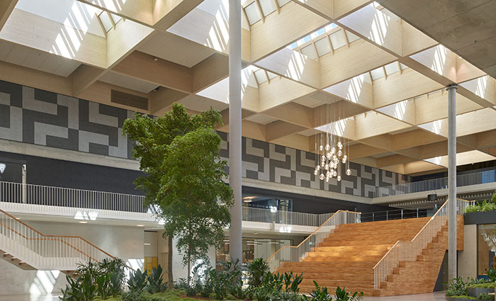 Modernes Gebäudeatrium mit Oberlichtern und natürlichem Tageslichteinfall von oben