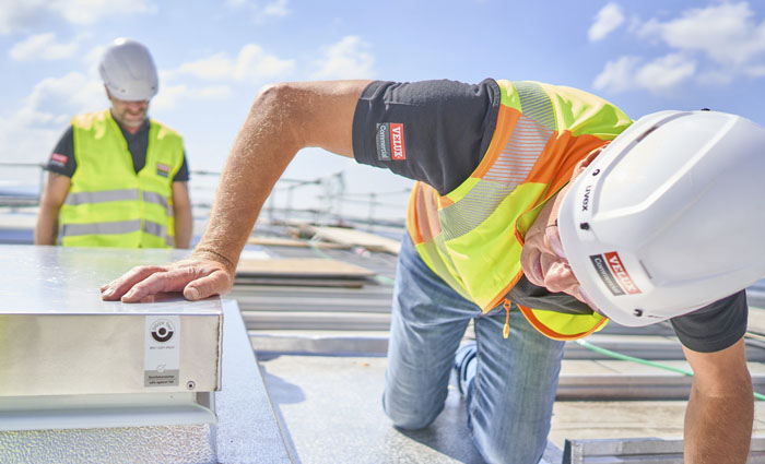 Udskiftning af ovenlys på Messe Karlsruhe med massive åbningsklapper.