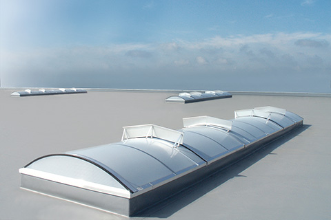 Pásové světlíky Vario na střeše průmyslové budovy