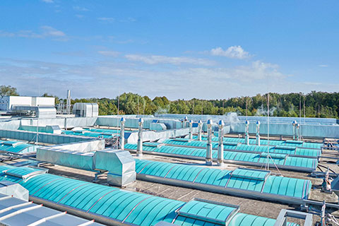 Pásové světlíky GRILLODUR na střeše průmyslové budovy