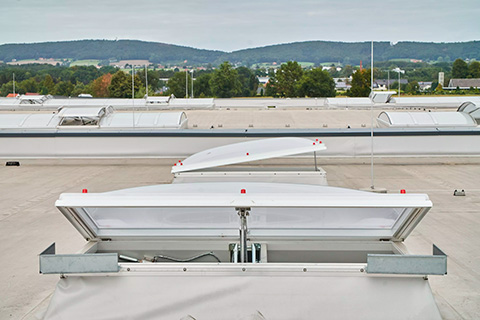 Otevřené světlíkové kopule na střeše budovy