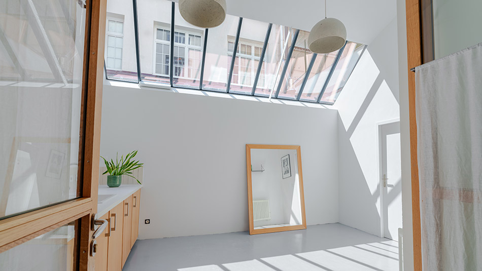 Chambre lumineuse avec grande verrière VELUX, mobilier minimaliste