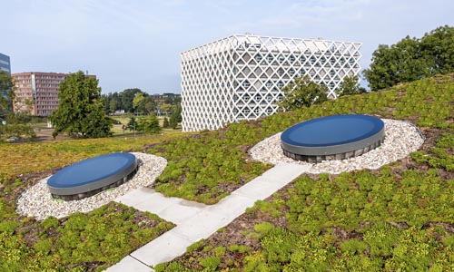 Buitenaanzicht van Circularlight modulair rond daklicht op het dak Omnia van Wageningen University & Research