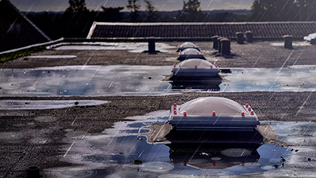 Cupole luminatoare pe acoperiș în condiții de furtună