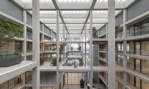 Icône kantoor - Binnenaanzicht van Belval Icone gebouw met 700 VELUX modulaire lichtstraten