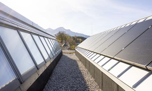 Konstrukcja dachu szedowego ze świetlikami modułowymi i fotowoltaiką.