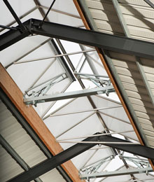 Rytterformet polykarbonat-lysbånd med røykventilasjon sett innenfra