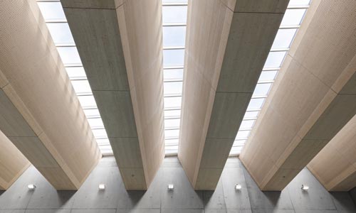 Tageslicht fällt durch das Dach des Schwimmbads von Romont