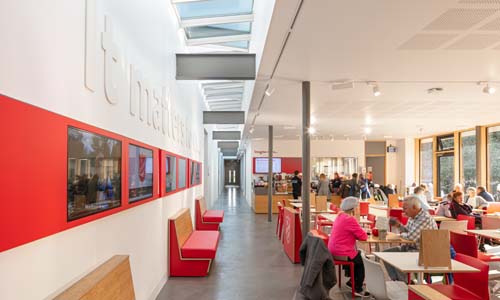 Natürliche Belüftung durch Oberlichter im Strawberry Field Café