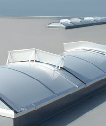 Aussenansicht eines VARIO-THERM Lichtbandes mit Windleitblechen.