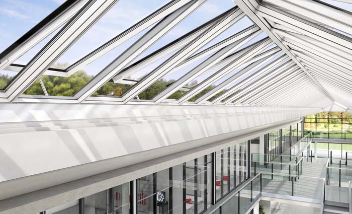 Atrium mit öffenbaren Oberlichtern