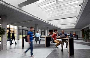 Szkoła Roskilde Cathedral School — przykład poprawy warunków środowiska edukacyjnego dzięki zastosowaniu świetlików