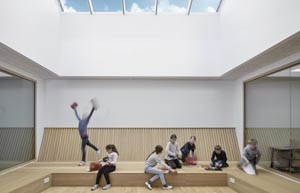 Kinder spielen in einer hellen Lernumgebung