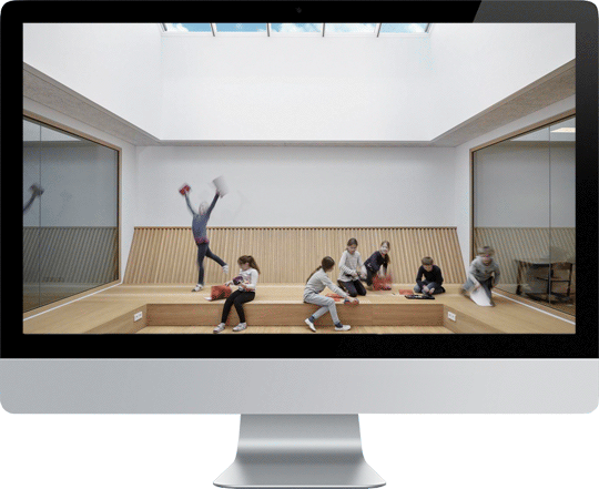 Kinder spielen in einer hellen Lernumgebung