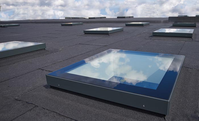 Un toit avec un lanterneau de type Monolight assurant un éclairage naturel 