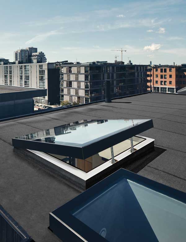 Un toit avec un lanterneau de type Monolight assurant un éclairage naturel