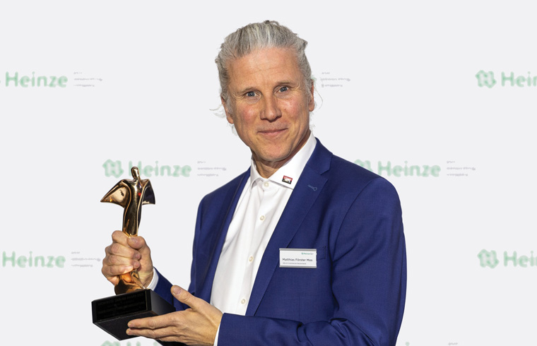 Matthias Förster met de Architects' Darling® Award voor VELUX Commercial