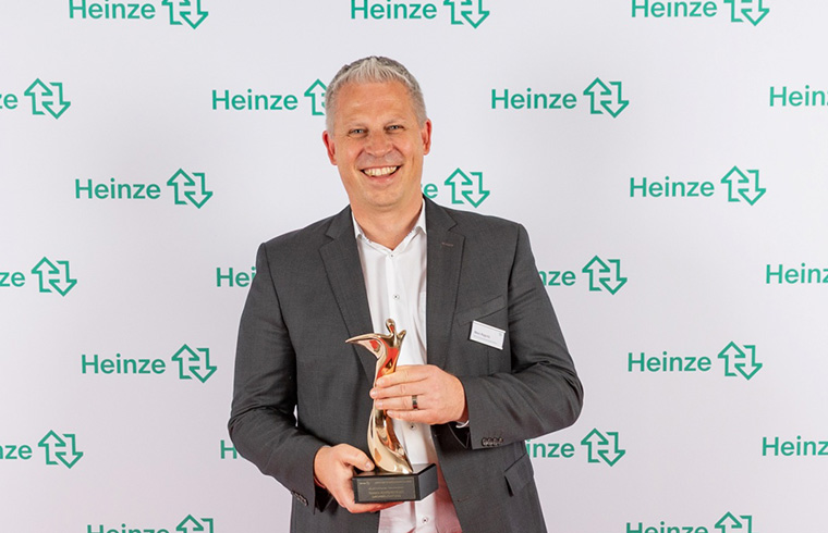 Marc Ragnitz with the Architects’ Darling® Award for VELUX Commercial | Photo © Heinze GmbH, Marcus Jacobs