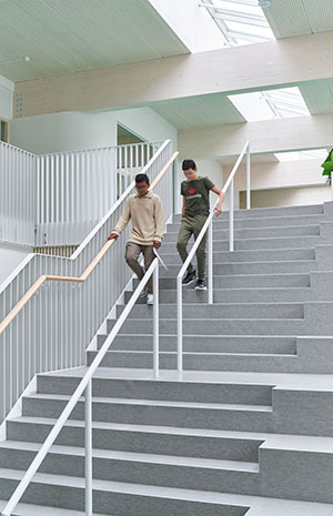 De trap wordt verlicht door een overvloed aan daglicht