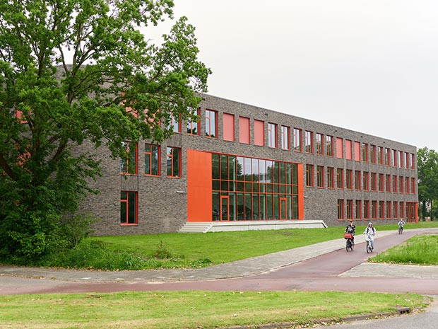 Buitenaanzicht van het Ashram College