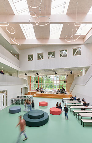 Door de lichtstraten valt er veel daglicht binnen in het atrium