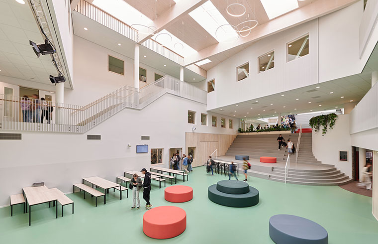 Het atrium natuurlijk verlicht door veel daglicht