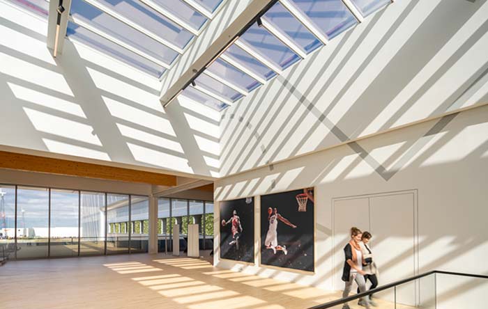 Kontorbygning i Belgia opplyst av maksimalt dagslys gjennom trinnvis løsning