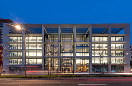 Façade du bureau ICÔNE de Belval la nuit