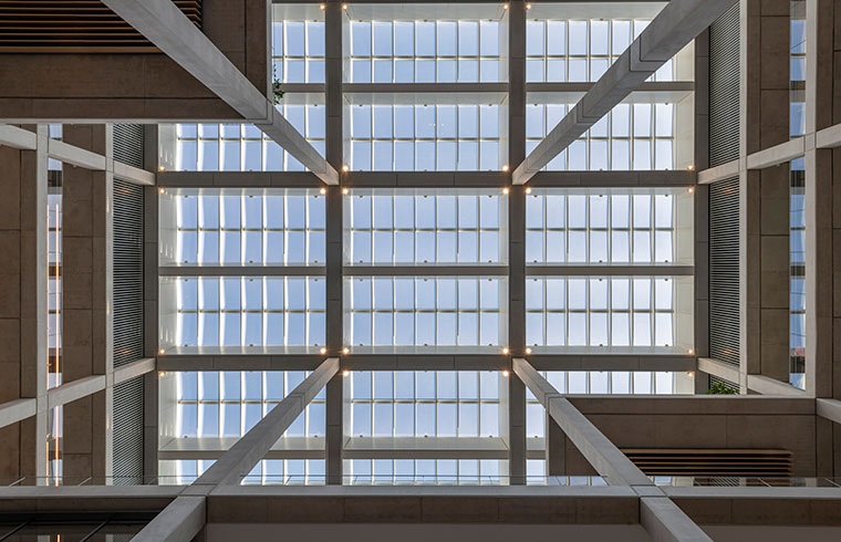 Binnenaanzicht van de 700 VELUX Commercial Modulaire lichtstraaten van het ICÔNE gebouw