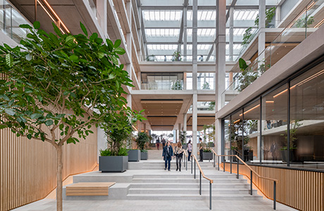 Vue intérieure de l’atrium central, équipé de Verrières Modulaires VELUX Commercial