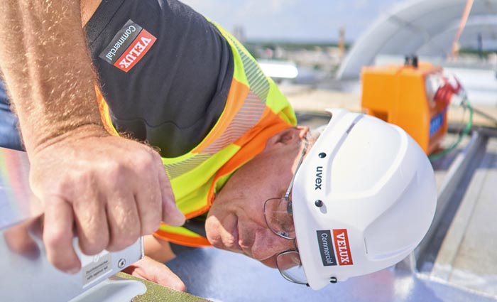 Montering af ovenlys på kommerciel bygning