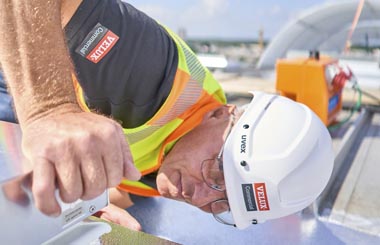 Montering af ovenlys på kommerciel bygning