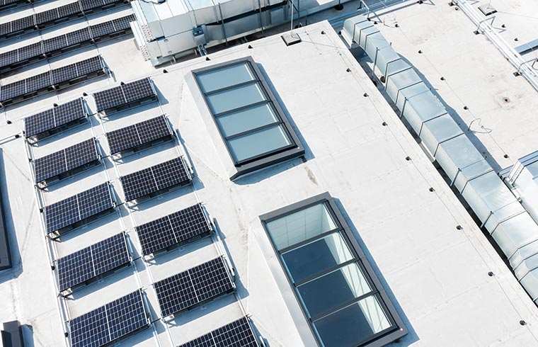 Dak met zonnepanelen en VELUX lichtstraten, een toonbeeld van duurzaam ontwerp