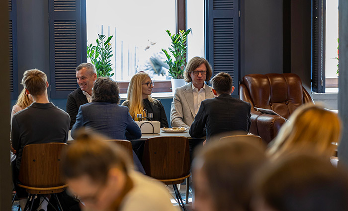 Spotkanie architektów w restauracji Le Gosse, z naturalnym światłem wpadającym przez modułowy świetlik dachowy VELUX Commercial