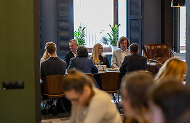 Spotkanie architektów w restauracji Le Gosse, z naturalnym światłem wpadającym przez modułowy świetlik dachowy VELUX Commercial