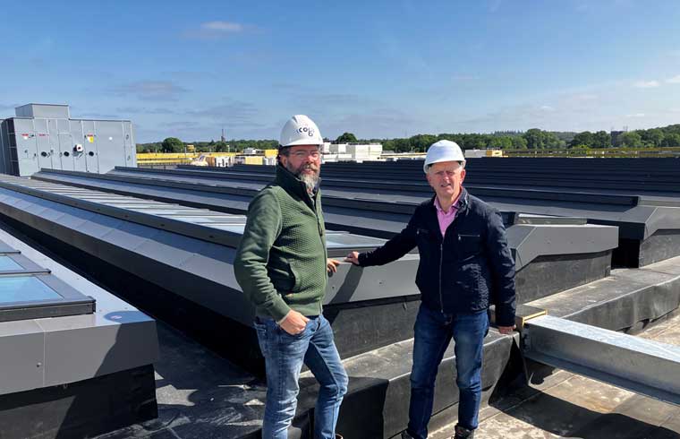 Erik van Schaik en Tony van Zon op het dak van het Dulon College