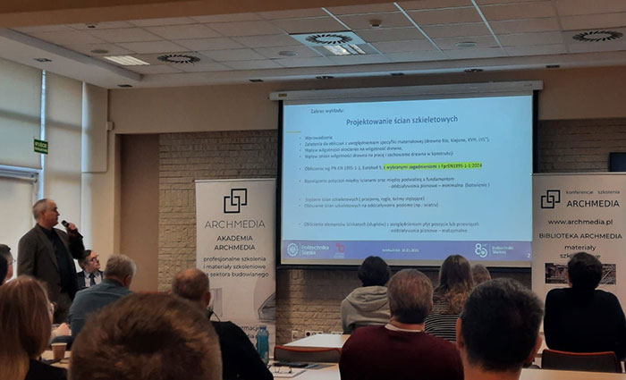 Mężczyzna wygłaszający wykład dla grupy ludzi